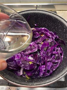 Minestra di Cavolo Viola, Patate e Carote: Comfort food genuino e colorato