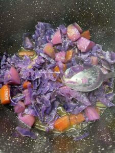 Minestra di Cavolo Viola, Patate e Carote: Comfort food genuino e colorato