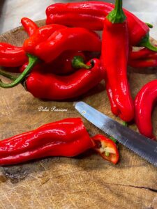 Peperoni “Friggitelli” con Pomodorini e Capperi alla pugliese: Il contorno estivo semplice, profumato e irresistibile