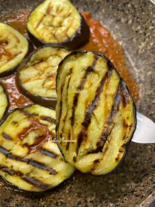 Melanzane alla Pizzaiola: Il piatto filante e saporito che profuma d’Estate