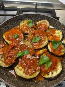 Melanzane alla Pizzaiola: Il piatto filante e saporito che profuma d’Estate