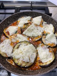 Melanzane alla Pizzaiola: Il piatto filante e saporito che profuma d’Estate
