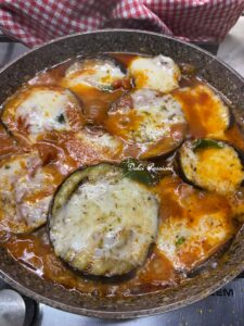 Melanzane alla Pizzaiola: Il piatto filante e saporito che profuma d’Estate