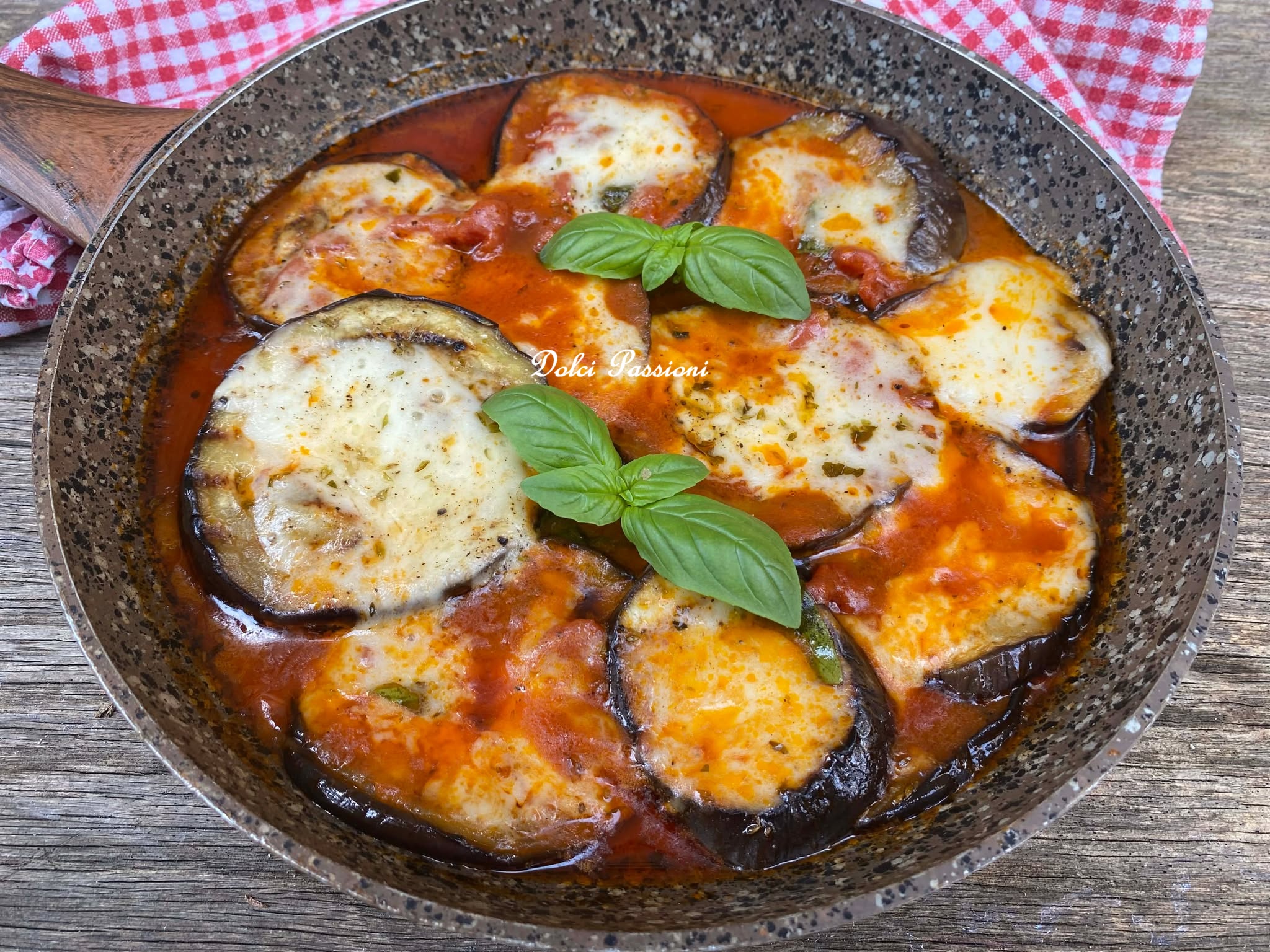 Melanzane alla Pizzaiola: Il piatto filante e saporito che profuma d’Estate