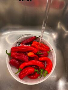 Peperoni “Friggitelli” con Pomodorini e Capperi alla pugliese: Il contorno estivo semplice, profumato e irresistibile