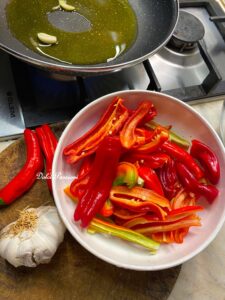 Peperoni “Friggitelli” con Pomodorini e Capperi alla pugliese: Il contorno estivo semplice, profumato e irresistibile