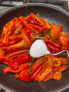 Peperoni “Friggitelli” con Pomodorini e Capperi alla pugliese: Il contorno estivo semplice, profumato e irresistibile
