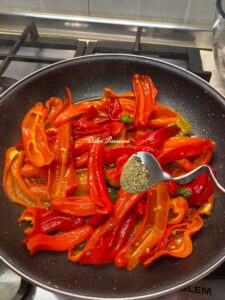 Peperoni “Friggitelli” con Pomodorini e Capperi alla pugliese: Il contorno estivo semplice, profumato e irresistibile