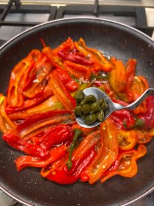Peperoni “Friggitelli” con Pomodorini e Capperi alla pugliese: Il contorno estivo semplice, profumato e irresistibile