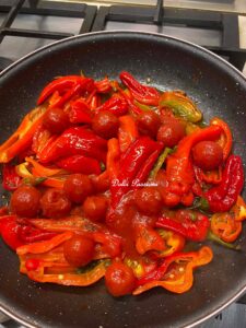 Peperoni “Friggitelli” con Pomodorini e Capperi alla pugliese: Il contorno estivo semplice, profumato e irresistibile