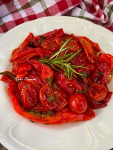 Peperoni “Friggitelli” con Pomodorini e Capperi alla pugliese: Il contorno estivo semplice, profumato e irresistibile