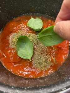 Melanzane alla Pizzaiola: Il piatto filante e saporito che profuma d’Estate
