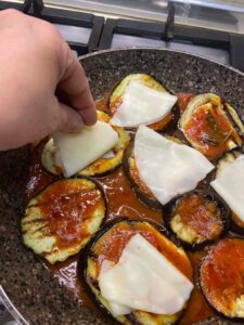 Melanzane alla Pizzaiola: Il piatto filante e saporito che profuma d’Estate