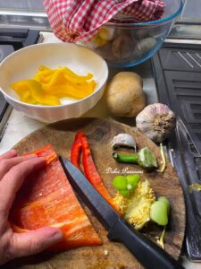 Bocconcini di Pollo, Peperoni e Patate gratinati: il secondo piatto rustico e irresistibile