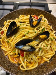 Scialatielli con Cozze e Pomodorini: Il vero gusto della Tradizione Napoletana