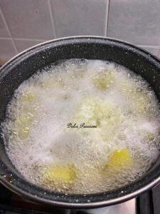 Cozze, Patate e Pomodorini Gratinati al Forno alla Pugliese: il Profumo del Mare che Conquista al Primo Assaggio Cozze, Patate e Pomodorini Gratinati al Forno alla Pugliese: il Profumo del Mare che Conquista al Primo Assaggio