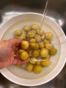 Patate Novelle al forno profumate al Rosmarino: il contorno semplice che conquista tutti Patate Novelle al forno profumate al Rosmarino: il contorno semplice che conquista tutti