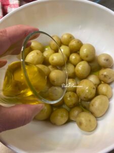 Patate Novelle al forno profumate al Rosmarino: il contorno semplice che conquista tutti Patate Novelle al forno profumate al Rosmarino: il contorno semplice che conquista tutti