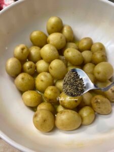 Patate Novelle al forno profumate al Rosmarino: il contorno semplice che conquista tutti Patate Novelle al forno profumate al Rosmarino: il contorno semplice che conquista tutti