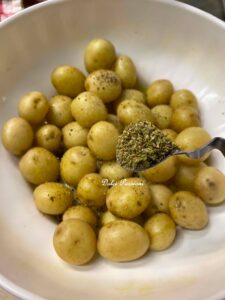 Patate Novelle al forno profumate al Rosmarino: il contorno semplice che conquista tutti