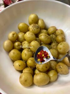 Patate Novelle al forno profumate al Rosmarino: il contorno semplice che conquista tutti Patate Novelle al forno profumate al Rosmarino: il contorno semplice che conquista tutti