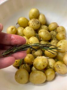 Patate Novelle al forno profumate al Rosmarino: il contorno semplice che conquista tutti