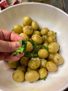 Patate Novelle al forno profumate al Rosmarino: il contorno semplice che conquista tutti Patate Novelle al forno profumate al Rosmarino: il contorno semplice che conquista tutti
