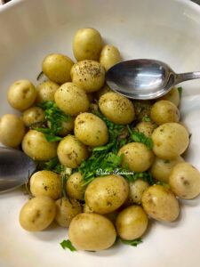 Patate Novelle al forno profumate al Rosmarino: il contorno semplice che conquista tutti Patate Novelle al forno profumate al Rosmarino: il contorno semplice che conquista tutti