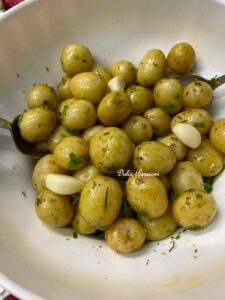 Patate Novelle al forno profumate al Rosmarino: il contorno semplice che conquista tutti Patate Novelle al forno profumate al Rosmarino: il contorno semplice che conquista tutti