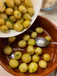 Patate Novelle al forno profumate al Rosmarino: il contorno semplice che conquista tutti Patate Novelle al forno profumate al Rosmarino: il contorno semplice che conquista tutti