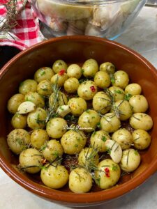 Patate Novelle al forno profumate al Rosmarino: il contorno semplice che conquista tutti Patate Novelle al forno profumate al Rosmarino: il contorno semplice che conquista tutti