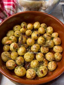 Patate Novelle al forno profumate al Rosmarino: il contorno semplice che conquista tutti Patate Novelle al forno profumate al Rosmarino: il contorno semplice che conquista tutti