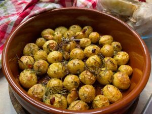 Patate Novelle al forno profumate al Rosmarino: il contorno semplice che conquista tutti Patate Novelle al forno profumate al Rosmarino: il contorno semplice che conquista tutti