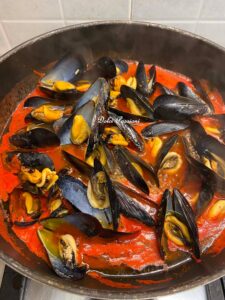 Cozze alla Tarantina, la ricetta Originale: quando il profumo autentico del Mare incontra la tradizione del Sud