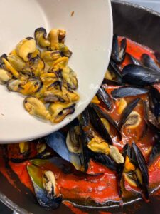 Cozze alla Tarantina, la ricetta Originale: quando il profumo autentico del Mare incontra la tradizione del Sud
