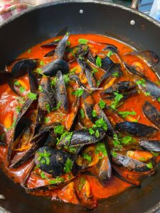 Cozze alla Tarantina, la ricetta Originale: quando il profumo autentico del Mare incontra la tradizione del Sud