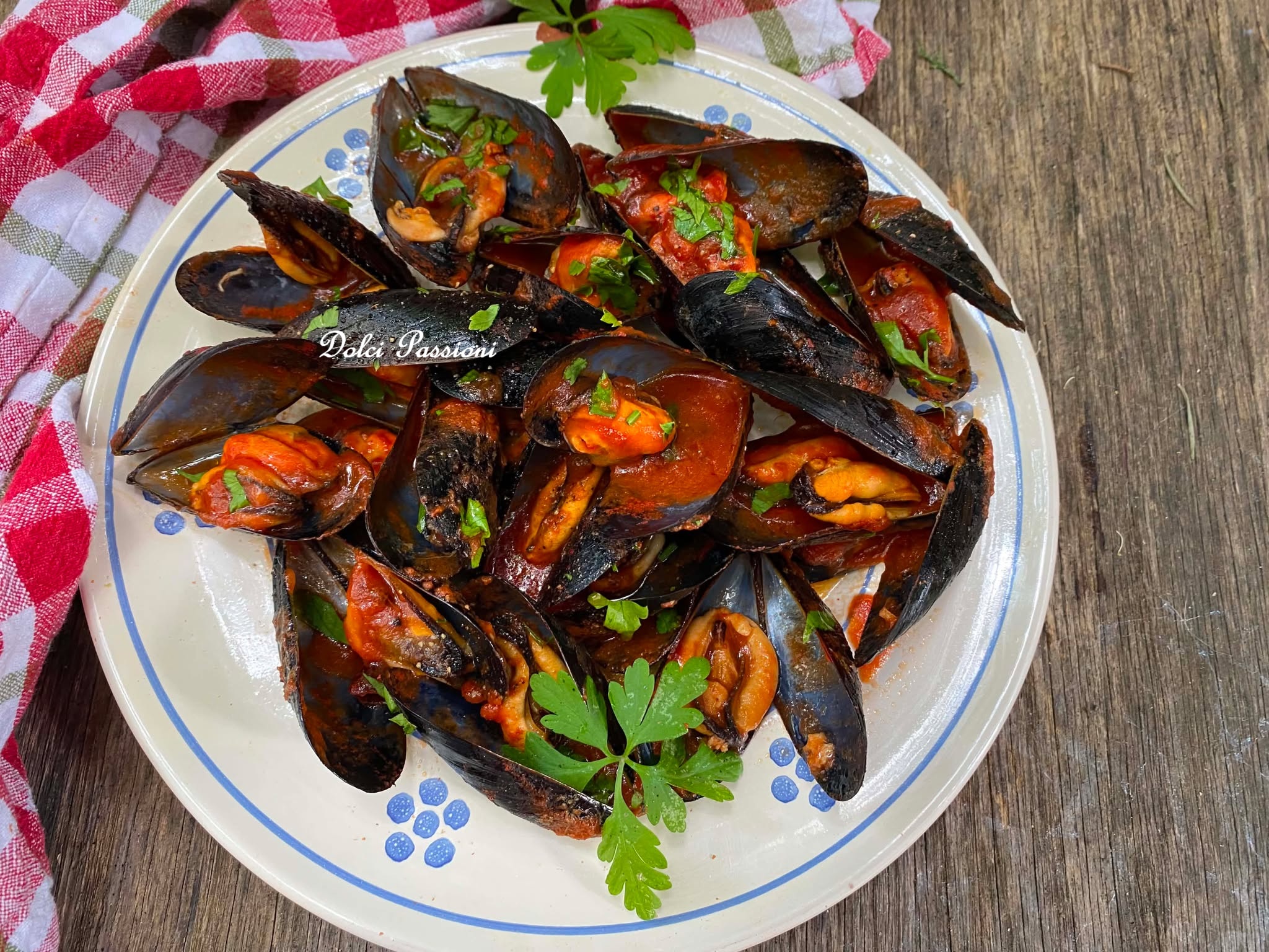 Cozze alla Tarantina, la ricetta Originale: quando il profumo autentico del Mare incontra la tradizione del Sud