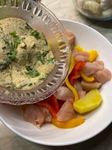 Bocconcini di Pollo, Peperoni e Patate gratinati: il secondo piatto rustico e irresistibile
