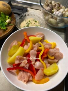 Bocconcini di Pollo, Peperoni e Patate gratinati: il secondo piatto rustico e irresistibile