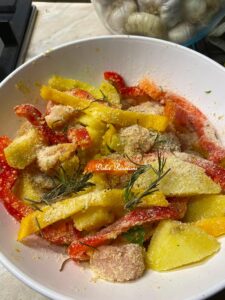 Bocconcini di Pollo, Peperoni e Patate gratinati: il secondo piatto rustico e irresistibile