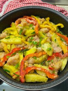 Bocconcini di Pollo, Peperoni e Patate gratinati: il secondo piatto rustico e irresistibile