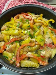 Bocconcini di Pollo, Peperoni e Patate gratinati: il secondo piatto rustico e irresistibile