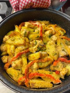 Bocconcini di Pollo, Peperoni e Patate gratinati: il secondo piatto rustico e irresistibile