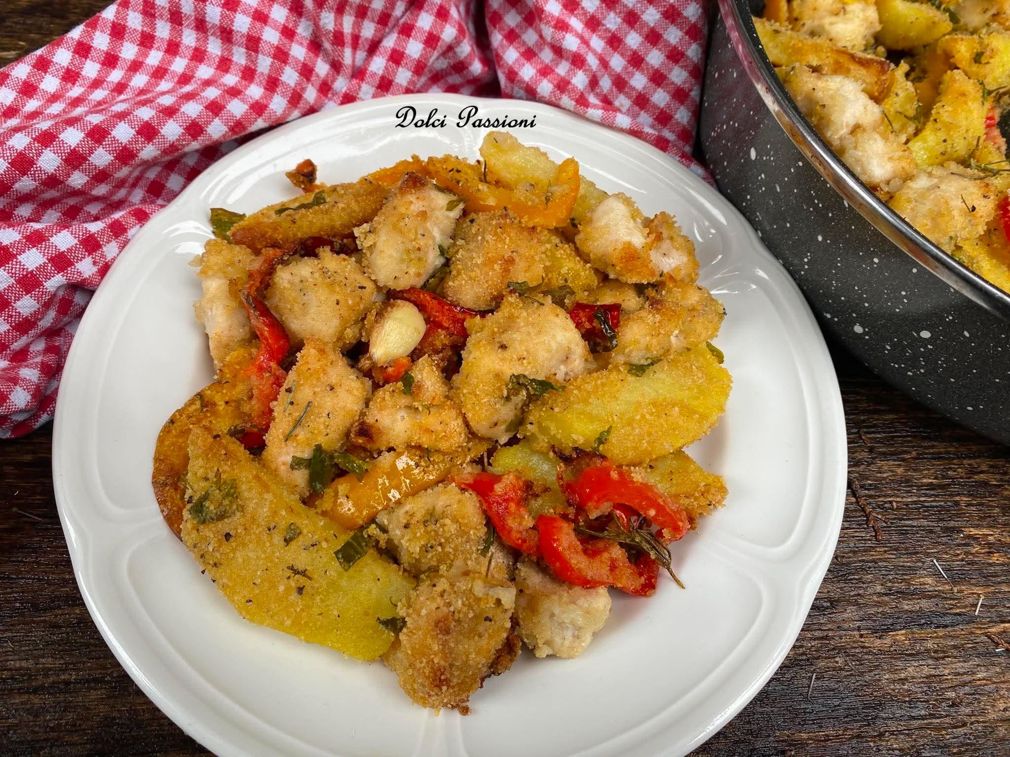 Bocconcini di Pollo, Peperoni e Patate gratinati: il secondo piatto rustico e irresistibile