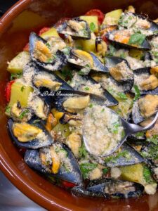 Cozze, Patate e Pomodorini Gratinati al Forno alla Pugliese: il Profumo del Mare che Conquista al Primo Assaggio