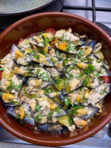 Cozze, Patate e Pomodorini Gratinati al Forno alla Pugliese: il Profumo del Mare che Conquista al Primo Assaggio Cozze, Patate e Pomodorini Gratinati al Forno alla Pugliese: il Profumo del Mare che Conquista al Primo Assaggio