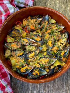 Cozze, Patate e Pomodorini Gratinati al Forno alla Pugliese: il Profumo del Mare che Conquista al Primo Assaggio Cozze, Patate e Pomodorini Gratinati al Forno alla Pugliese: il Profumo del Mare che Conquista al Primo Assaggio