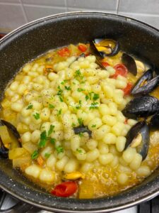 Gnocchetti con Cozze, Patate e Pomodorini: il sapore autentico del mare incontra la Tradizione Italiana Gnocchetti con Cozze, Patate e Pomodorini: il sapore autentico del mare incontra la Tradizione Italiana