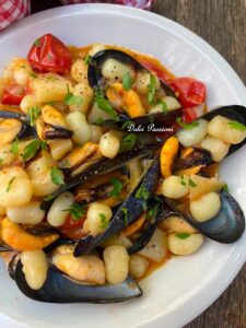 Gnocchetti con Cozze, Patate e Pomodorini: il sapore autentico del mare incontra la Tradizione Italiana Gnocchetti con Cozze, Patate e Pomodorini: il sapore autentico del mare incontra la Tradizione Italiana