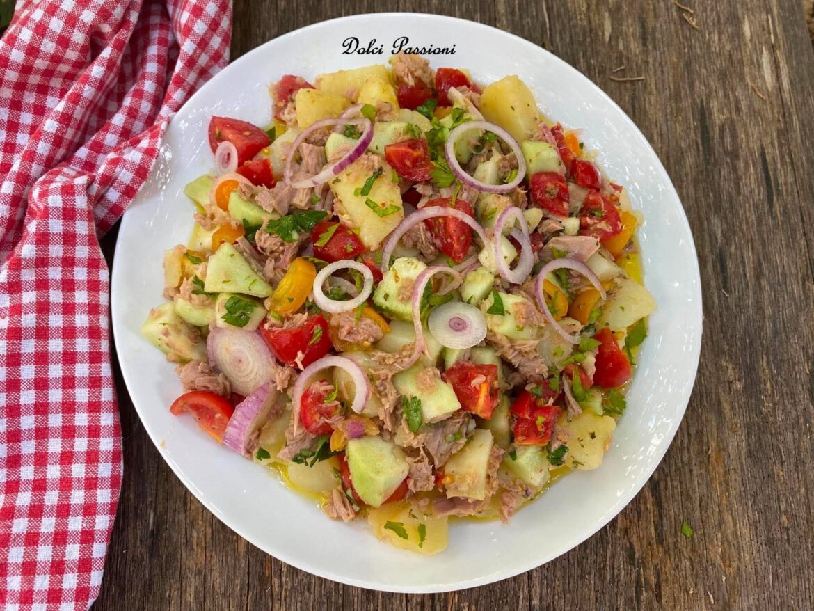 Insalata di Patate, Tonno, Pomodorini e Cipolle di Tropea: la ricetta Estiva fresca e saporita